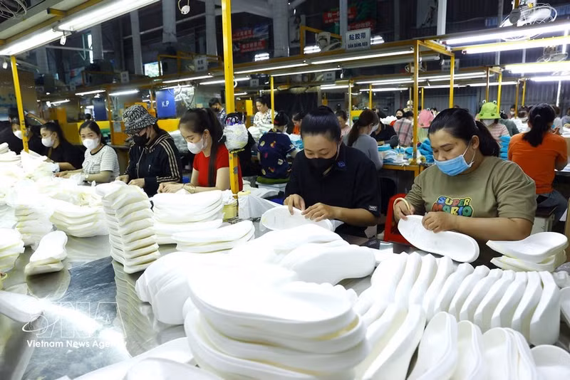 Production de semelles de chaussures chez la société Kepai, entreprise à capitaux japonais, dans le parc industriel de Tan Kim, province de Tay Ninh. Photo : VNA.