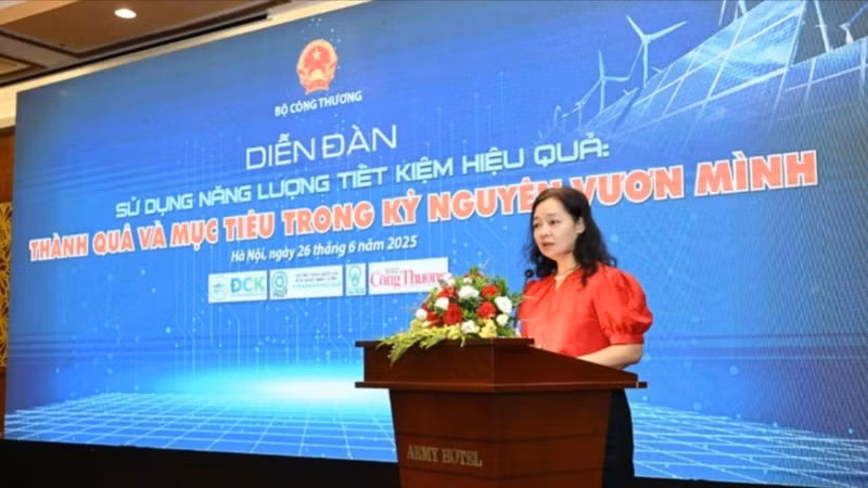 Nguyen Thi Lam Giang, directrice générale du département de l’innovation, de la transition verte et de la promotion industrielle, relevant du ministère de l’Industrie et du Commerce, prend la parole lors du forum. Photo : NDEL.
