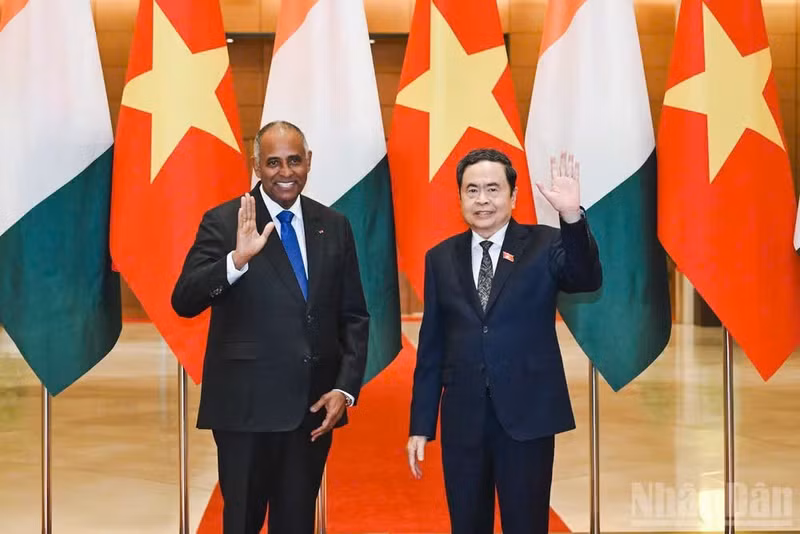 Le président de l’Assemblée nationale du Vietnam, Tran Thanh Man (à droite), et son homologue ivoirien, Patrick Achi. Photo: NDEL