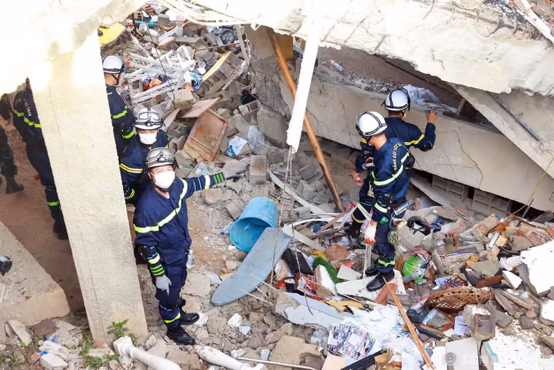 Des immeubles de grande hauteur presque entièrement effondrés, des structures en béton gravement fissurées et instables, ainsi que des murs inclinés menaçant de s’écrouler sous l’effet des répliques sismiques. Photo : cand.vn