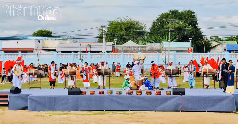 Un spectacle d'arts traditionnels Cham sur le terrain de football du village de Van Lam, commune de Thuan Nam. Photo : NDEL.