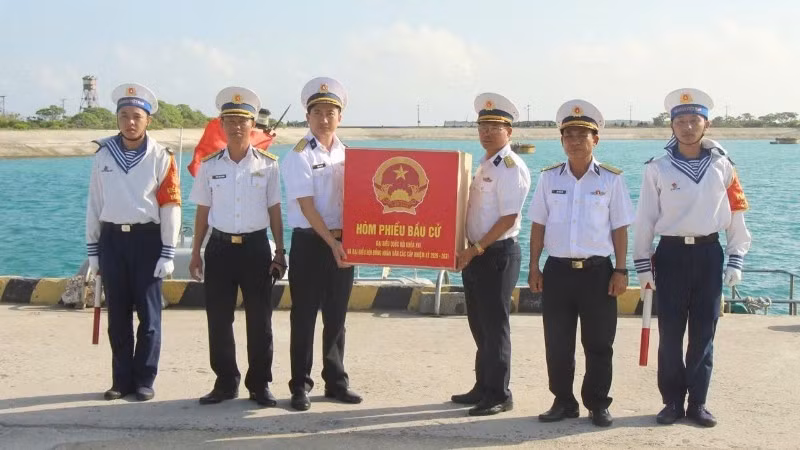 Le commandant de l'île de Song Tu Tay reçoit les urnes du groupe de travail. Photo : NDEL.