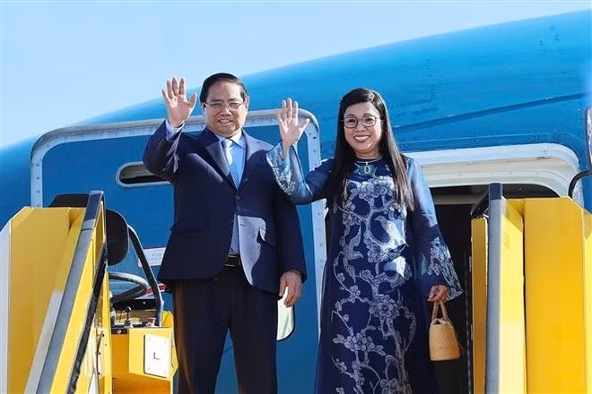 Le Premier ministre Pham Minh Chinh, son épouse et la délégation vietnamienne de haut rang ont quitté Stockholm pour Hanoï. Photo : VNA.