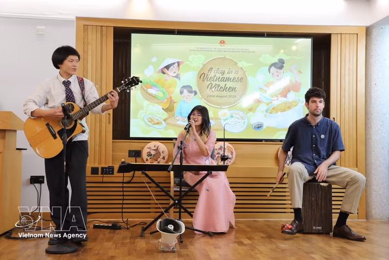 Des étudiants vietnamiens à Oxford et leurs amis britanniques interprètent de la musique traditionnelle vietnamienne lors de l’événement. Photo : VNA.