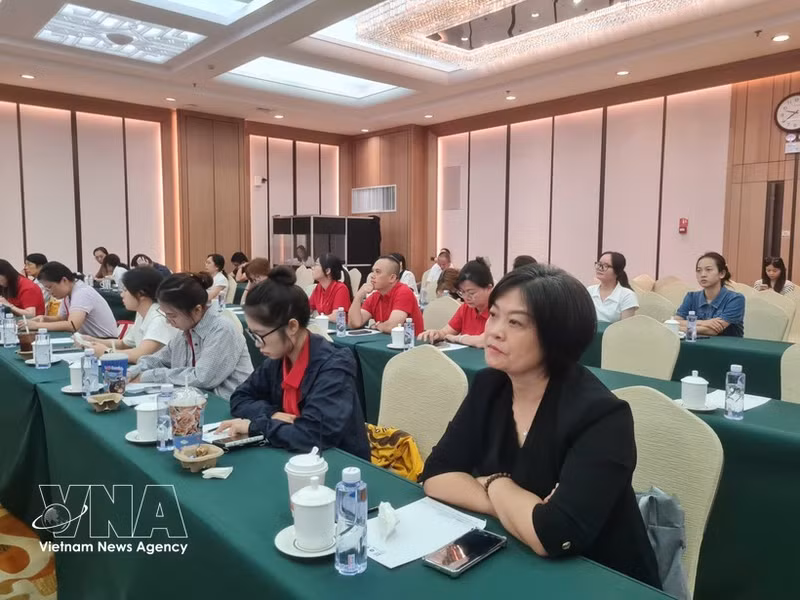 Des experts et de jeunes Chinois découvrent les activités révolutionnaires du Président Hô Chi Minh. Photo : VNA