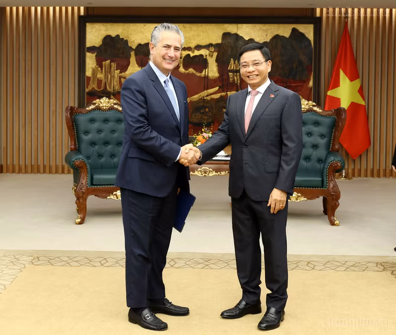 Le vice-Premier ministre Nguyen Van Thang (droite) et Ernesto Torres Cantu, responsable des activités internationales de Citigroup. Photo : VNA