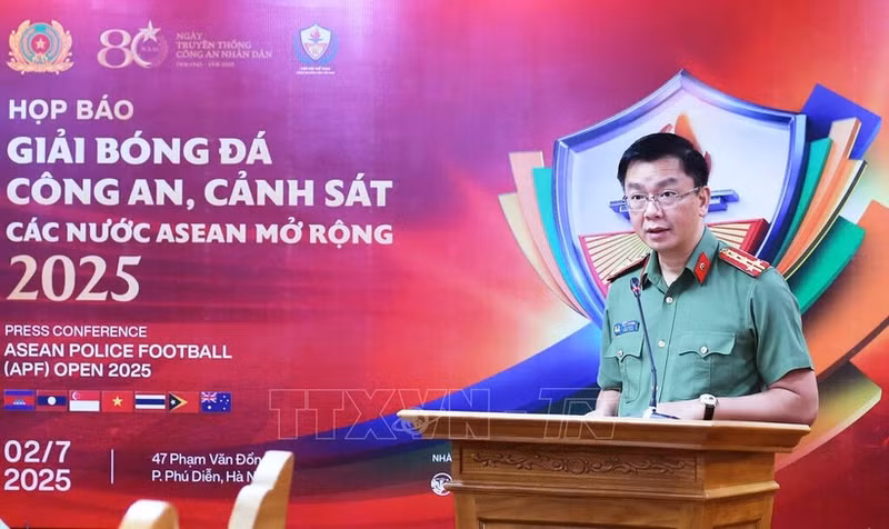 Le colonel Pham Kim Dinh s'exprime à la conférence de presse. Photo : VNA.