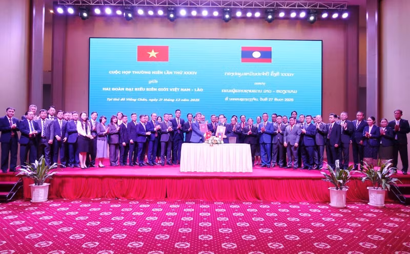 La 34ᵉ réunion annuelle entre les délégations frontalières du Vietnam et du Laos s’est tenue du 25 au 27 décembre à Vientiane. Photo : VNA.