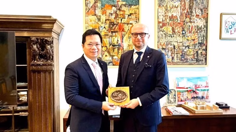 L'ambassadeur Ha Hoang Hai (à gauche) et le maire adjoint de Wrocław Jakub Mazur. Photo : NDEL.