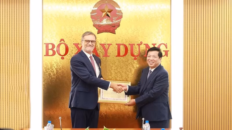 Le ministre de la Construction Tran Hong Minh (à droite) remet la médaille commémorative « Pour la cause de la construction » à Olivier Brochet, ambassadeur de France au Vietnam. Photo : NDEL.