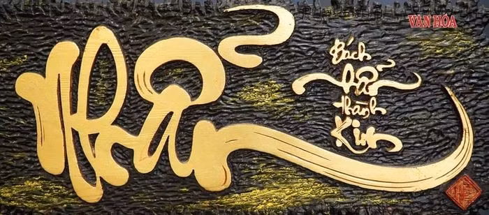 Œuvre calligraphique exposée lors du festival. Photo : baovanhoa.vn