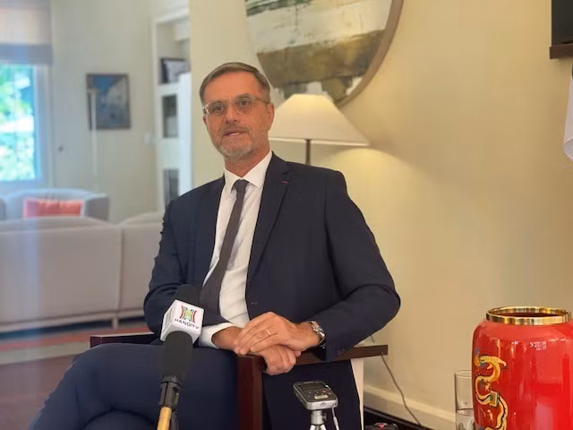 Olivier brochet, ambassadeur de France au Vietnam. Photo : VOV.