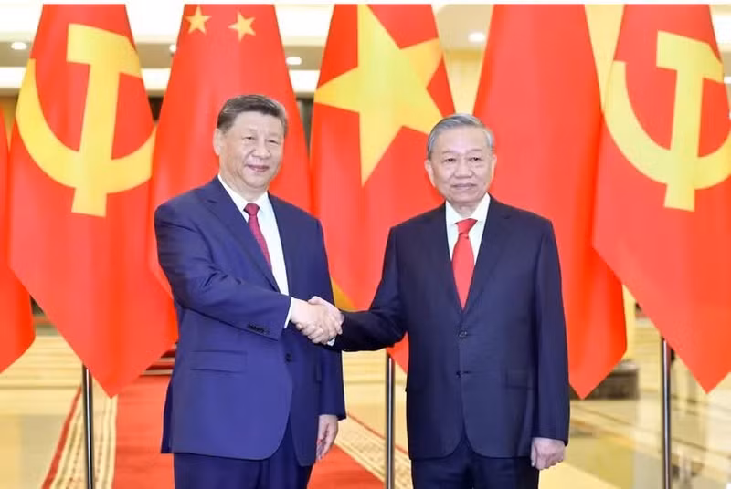 Les deux dirigeants de la Chine et du Vietnam lors d'une réunion à Hanoï, en avril 2025. Photo : NDEL.