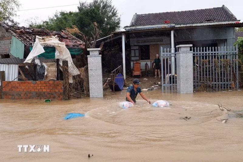 En novembre 2025, les forces de police de la province de Dak Lak ont ​​distribué de la nourriture aux populations des zones fortement inondées le long de la rivière Banh Lai. Photo : VNA.
