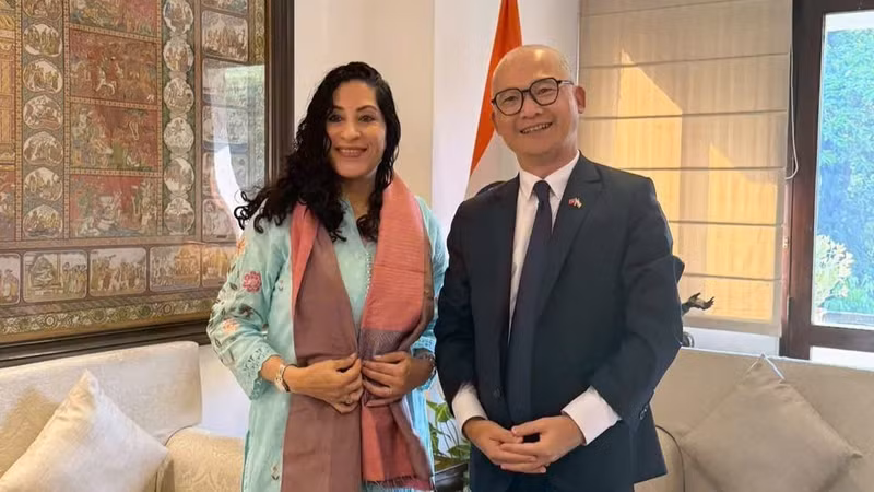 L’ambassadeur du Vietnam en Inde, Trinh Minh Manh (à droite) et K. Nandini Singla, directrice générale du Conseil indien pour les relations culturelles (ICCR). Photo : NDEL.