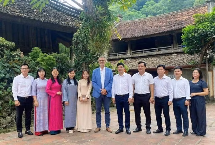 L’ambassadeur Olivier Brochet avec des représentants des autorités de la commune de Quoc Oai, Hanoï. Photo : baoquocte.vn