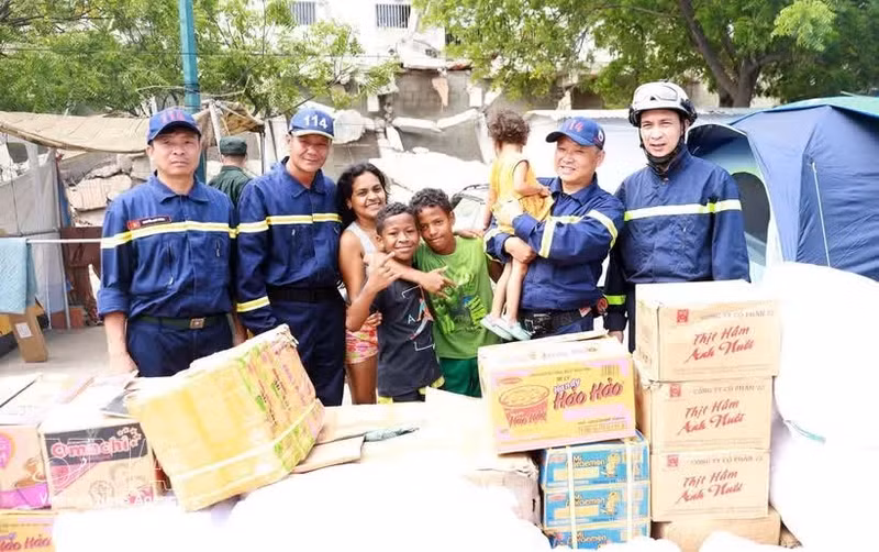 L'équipe de secours vietnamienne remet des articles de première nécessité aux victimes du double séisme du 24 juin au Venezuela. Photo : VNA.
