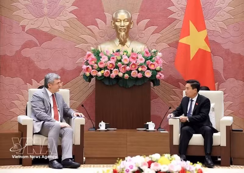 Le vice-président de l’Assemblée nationale du Vietnam Nguyen Doan Anh (droite) et Kalganov Vyacheslav Gennadievic, vice-président du Comité des relations extérieures de la ville de Saint-Pétersbourg. Photo: VNA