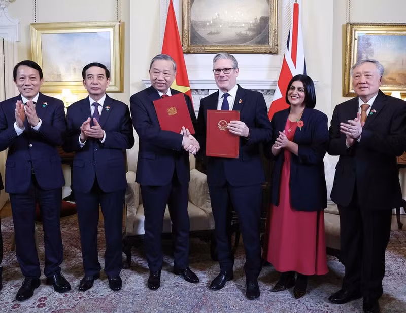 Le Secrétaire général du Parti communiste du Vietnam, To Lam et le Premier ministre britannique, Keir Starmer publient une Déclaration conjointe annonçant la mise à niveau officielle des relations Vietnam – Royaume-Uni au rang de Partenariat stratégique global. Photo : VNA.