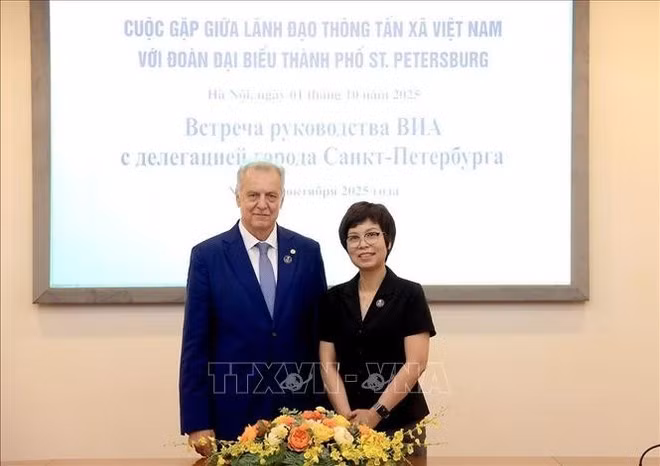 Vu Viet Trang, directeur général de VNA, et Grigoriev Evghnhi Dmitrievic, président du Comité des relations extérieures de la municipalité de Saint-Pétersbourg. Photo : VNA.