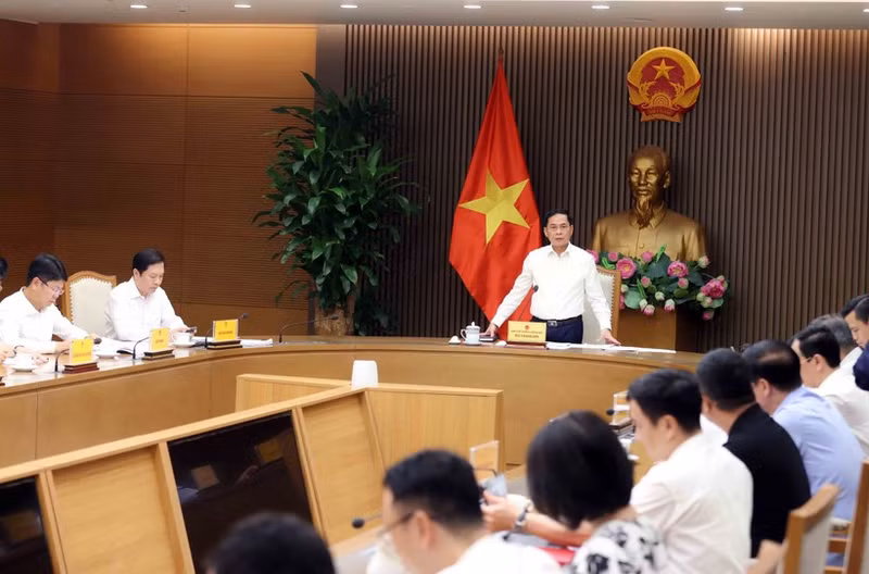 Le vice-Premier ministre Bui Thanh Son préside la première réunion du comité directeur pour l’ouverture à la signature de la Convention des Nations Unies contre la cybercriminalité et les événements connexes au Vietnam, le 13 octobre. Photo : VNA.