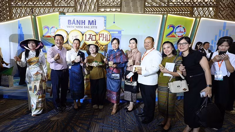 De nombreux amis internationaux ont assisté à la « Soirée du Vietnam ». Photo : NDEL.