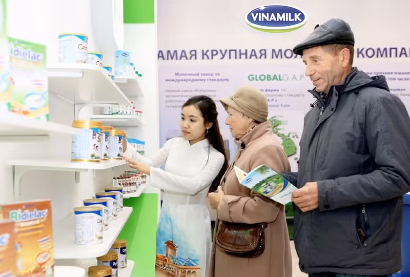 La représentante de Vinamilk présentent des produits laitiers aux consommateurs russes. Photo : VNM.