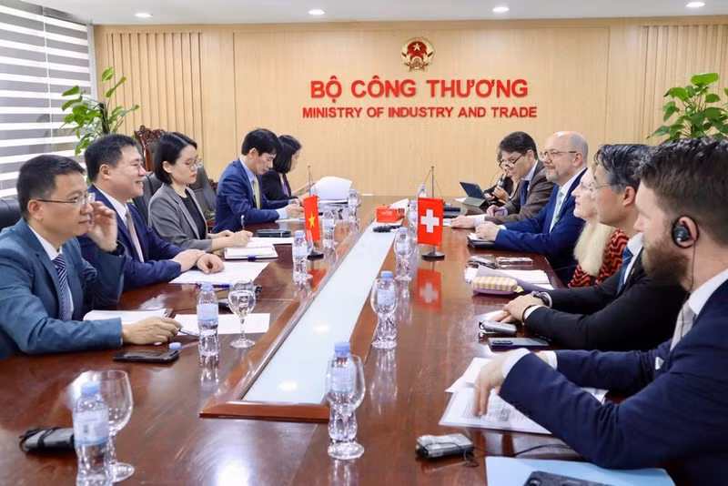 Panorama de la séance de travail. Photo: moit.gov.vn