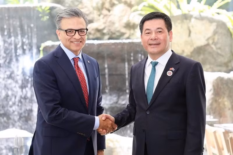 Le ministre de l'Industrie et du Commerce, Nguyên Hông Diên (droite) rencontre le président et chef de la direction du Conseil canadien des affaires, Goldy Hyder. Photo: VNA