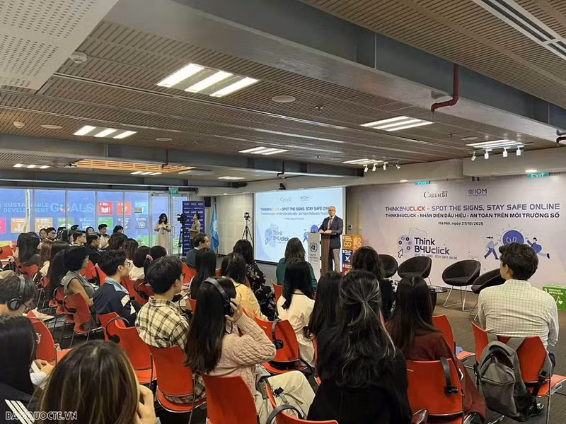 Lancement du programme "ThinkB4UClick". Photo: VNA