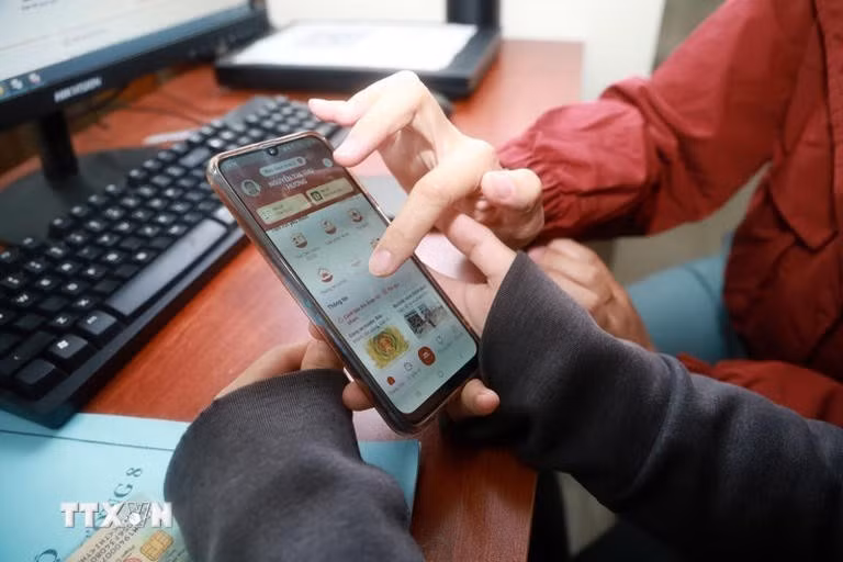 Effectuer les procédures administratives sur le Portail national des services publics en ligne via le compte d’identification électronique VNeID. Photo : VNA.
