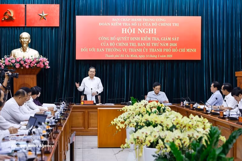Tran Thanh Man, membre du Bureau politique, secrétaire du Comité du Parti de l’Assemblée nationale et chef de la délégation d’inspection et de supervision du Bureau politique et du Secrétariat pour l’année 2026 travaille avec la Permanence du Comité du Parti de Ho Chi Minh-Ville. Photo : VNA.
