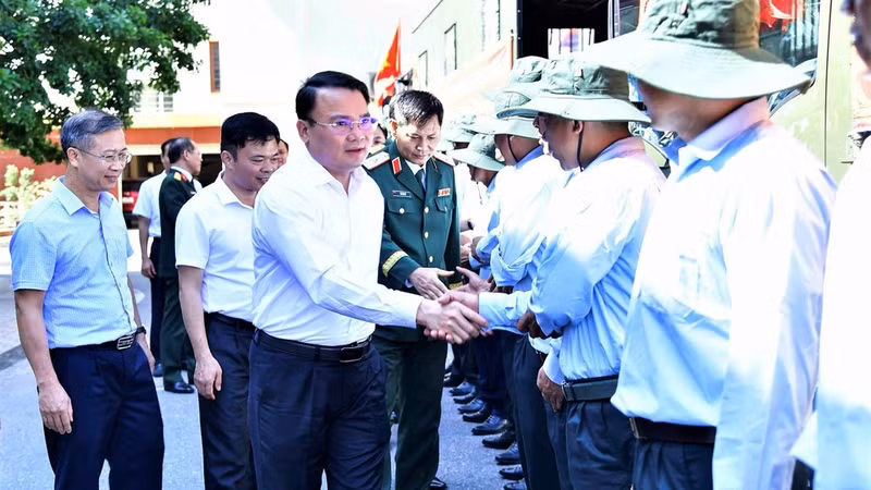 Phung Thanh Vinh, vice-président du Comité populaire de la province de Nghe An et chef du Comité de pilotage pour la recherche, le recueil et l'identification des restes des martyrs dans la province de Nghe An, encourage les officiers et les soldats de l'équipe de recueil des restes des martyrs avant leur départ en mission. Photo : TIEN DUNG.