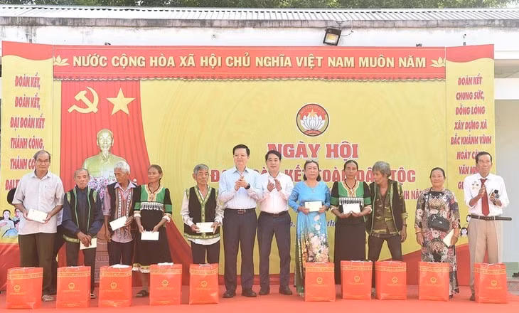  Le vice-Premier ministre Mai Van Chinh remet des cadeaux aux habitants de la commune de Bac Khanh Vinh. Photo : VGP.