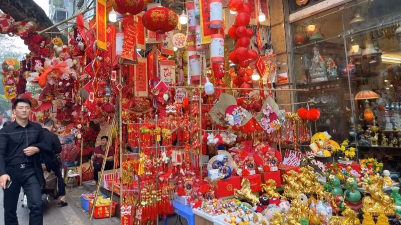 Le marché des décorations s'emballe pour le Têt. Photo: VNA
