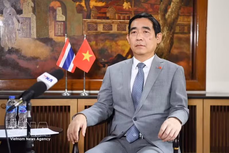 L'ambassadeur du Vietnam en Thaïlande, Pham Viet Hung, répond à une interview de la VNA. Photo : VNA.