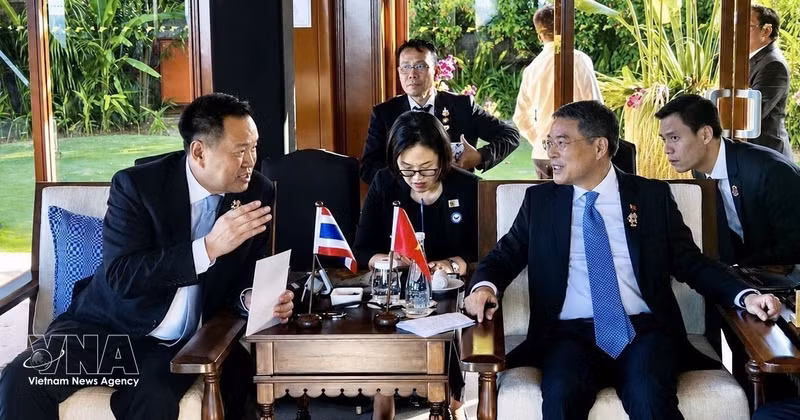 Lors de sa participation au 48e sommet de l'ASEAN à Cebu, aux Philippines, le 8 mai 2026 après-midi, le Premier ministre Le Minh Hung (à droite) a rencontré le Premier ministre thaïlandais Anutin Charnvirakul. Photo : VNA. 