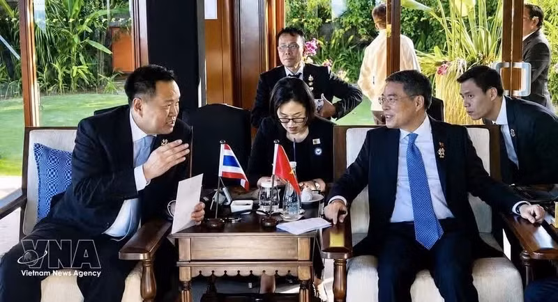 Le Premier ministre vietnamien Le Minh Hung (droite) rencontre son homologue thaïlandais Anutin Charnvirakul. Photo : VNA.