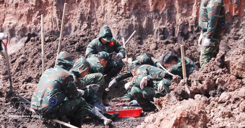 Des soldats de l’équipe K74 recherchent les restes de martyrs dans la zone B du parc Le Thi Rieng. Photo : VNA. 