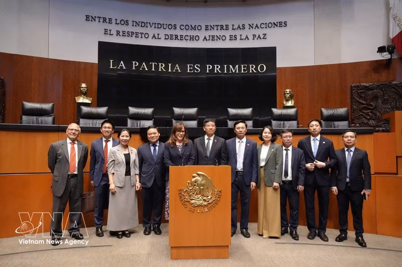 La délégation du Bureau de l’Assemblée nationale (AN) du Vietnam et les représentants du Parlement mexicain. Photo: VNA 