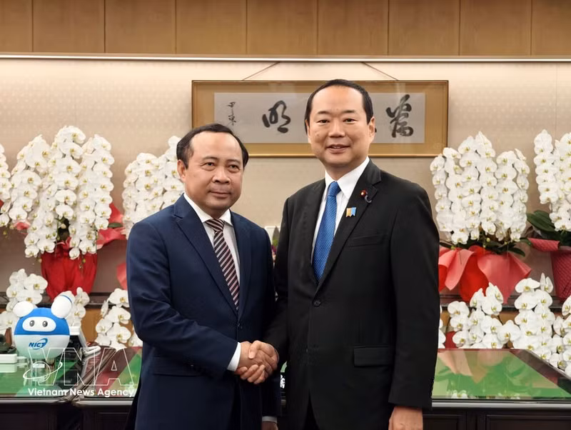 Le ministre des Sciences et des Technologies, Vu Hai Quan (gauche), et le ministre japonais des Affaires intérieures et des Communications, Fujii Hisayuki. Photo: VNA 