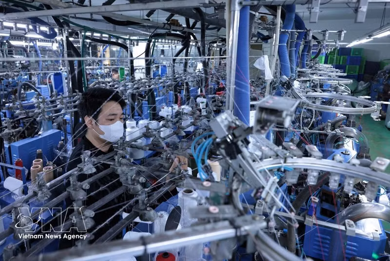 Une ligne de production de chaussettes destinées à l'exportation vers le marché japonais de la société textile-habillement de Phu Vinh Hung, à Hanoï . Photo : VNA. 