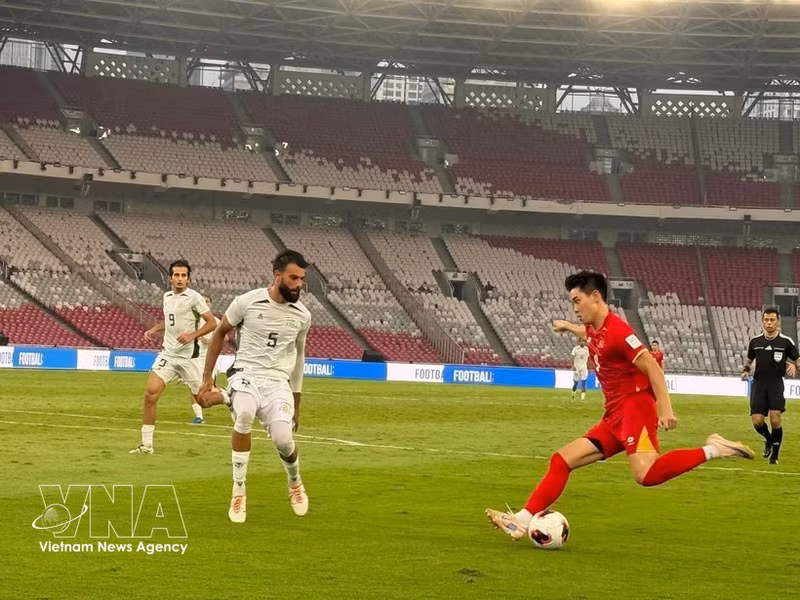 L'attaquant Nguyên Dinh Bac (Maillot rouge). Photo: VNA 