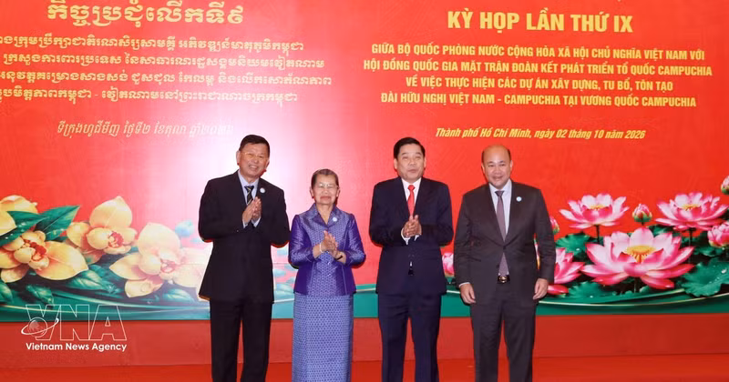 Le général de corps d’armée Nguyen Van Gau (deuxième à partir de la droite), vice-ministre de la Défense et chef de la délégation du ministère vietnamien de la Défense, avec les chefs et chefs adjoints des délégations. Photo: VNA 