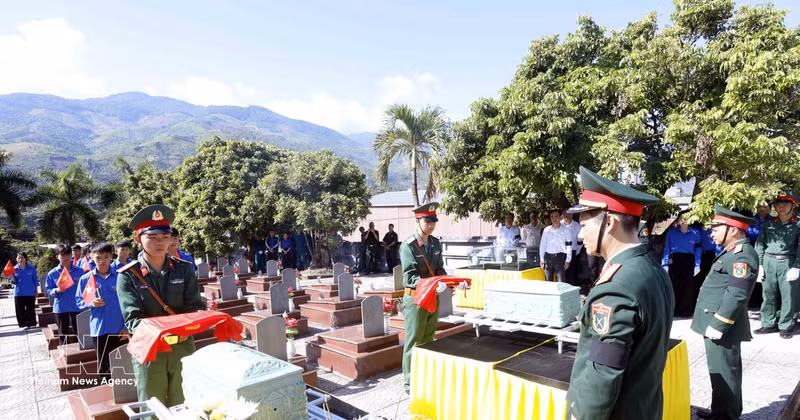 Cérémonie d’inhumation des restes de martyrs au cimetière des martyrs de la commune de Sông Mã, province de Sơn La. Photo : VNA. 