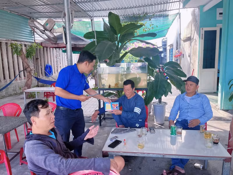 À Da Nang, des équipes de communication mobile se rendent directement dans les quartiers pour rencontrer les habitants et encourager les électeurs à participer pleinement au scrutin. Des activités culturelles et éducatives, spectacles, questions et échanges sur les connaissances électorales, sont également organisées pour renforcer la sensibilisation des jeunes et de la population.