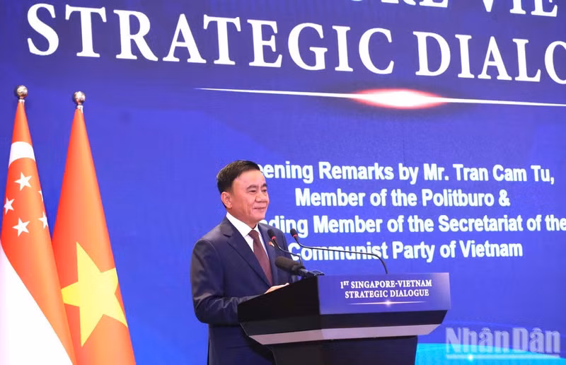 Le membre du Bureau politique et permanent du Secrétariat du PCV Tran Cam Tu, prend la parole lors du premier Dialogue stratégique Vietnam-Singapour.