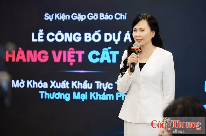 Le Hoang Oanh, directrice du Département du commerce électronique et de l’économie numérique du ministère de l’Industrie et du Commerce, prend la parole lors de l’événement.