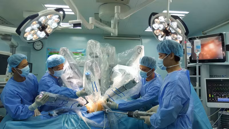 Des médecins de l’hôpital Binh Dan réalisent une intervention chirurgicale robotisée. Photo : hôpital Binh Dan 