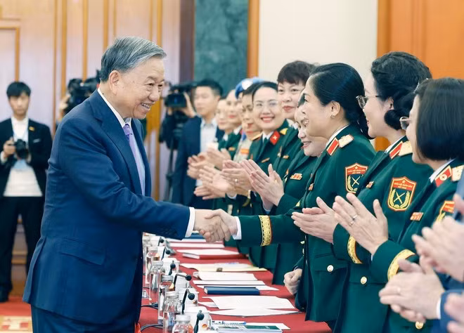Le secrétaire général du Parti, To Lam, et les femmes de l'armée exemplaires. Photo : VNA